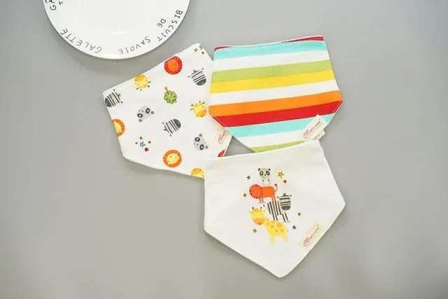 [Momscare] 3 Pcs/lot Fashion Newborn Baby Bibs Waterproof Kids Girls And Boys Cotton Triangle Children Feeding Accessories